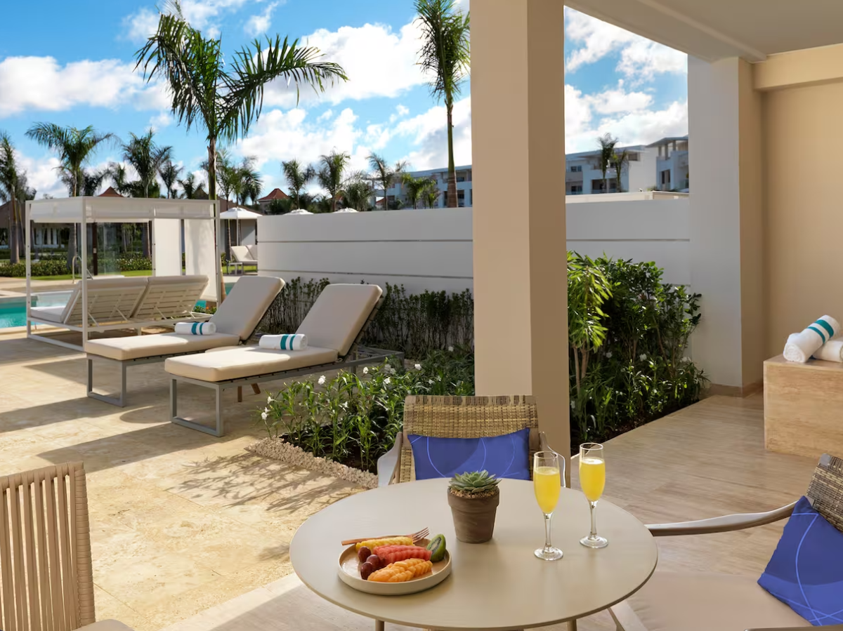 Falcon Beyond Master Suite Swim Up
