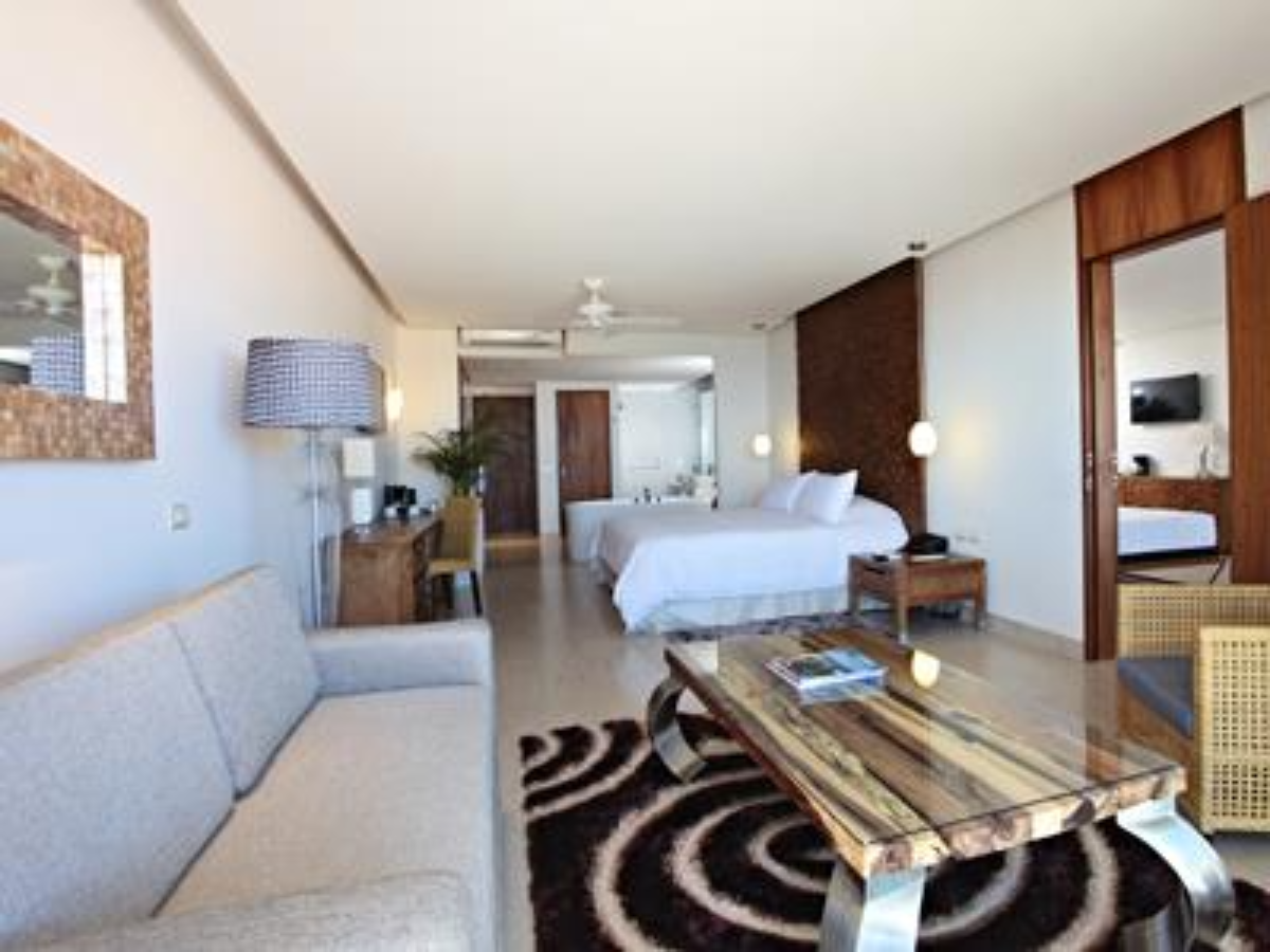 finisterra one bedroom master suite 01